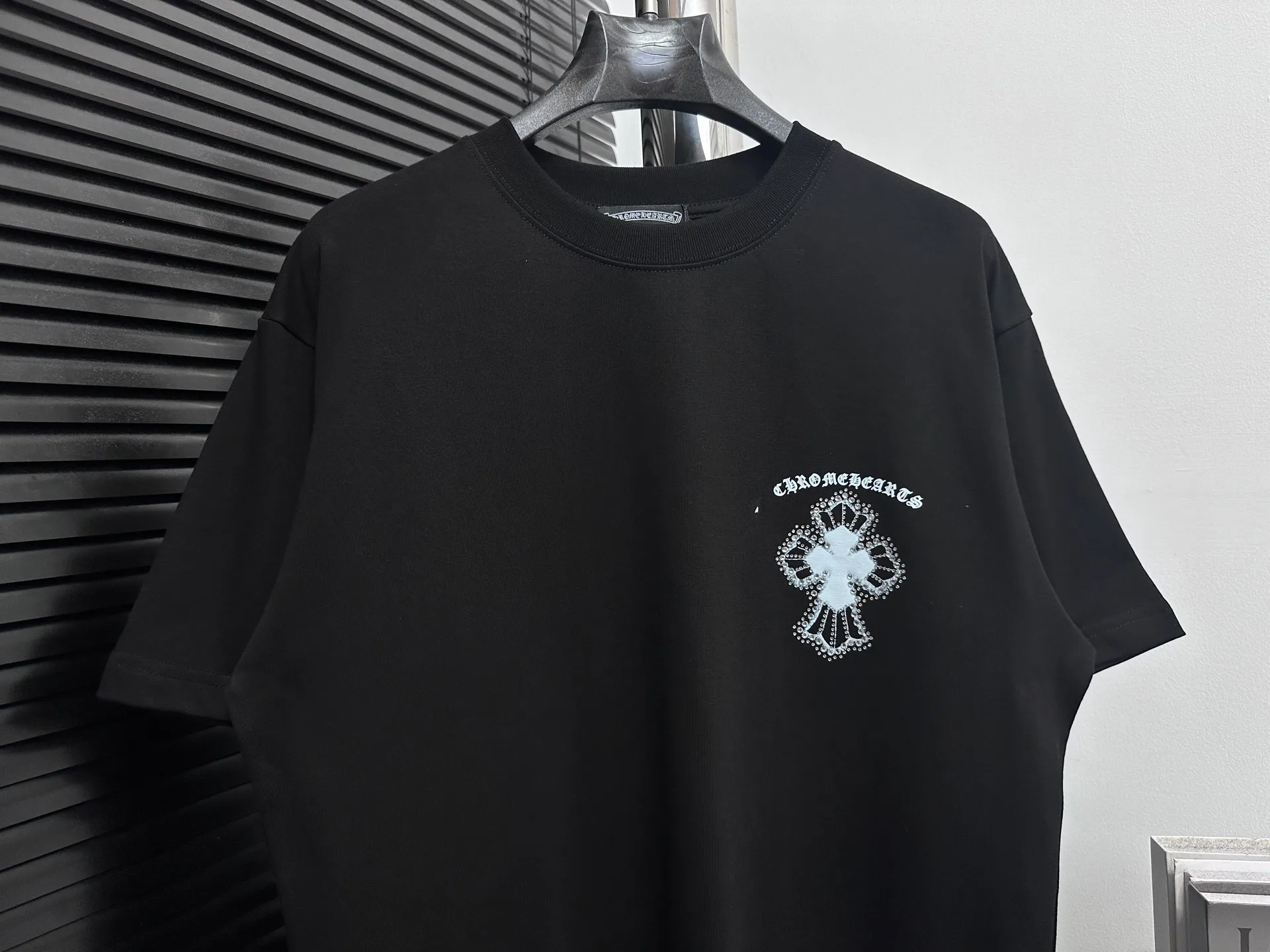 🅿️190 [ChromeHearts] ChromeHearts 25ss round neck T-shirt Original fabric Official same style Short-sleeved T-shirt Customized 260g same vat dyed fabric Very comfortable to the touch Latest brick cabinet synchronization for spring and summer Fashionable and personalized Super versatile and good-looking Very suitable for both men and women A must-have item Tag Collar label Washed wheat Complete with three standards Color: Black White Size: XS-L